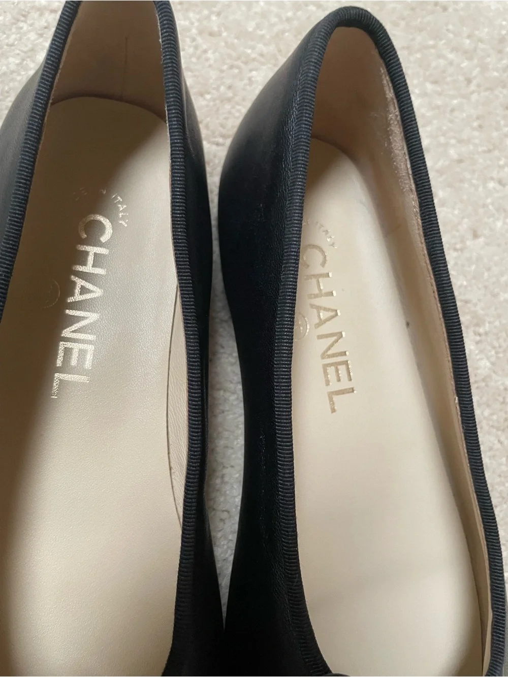CHANEL Black Leather CC Logo Ballet Flats with Bow 37C  PRISTINE condition!
